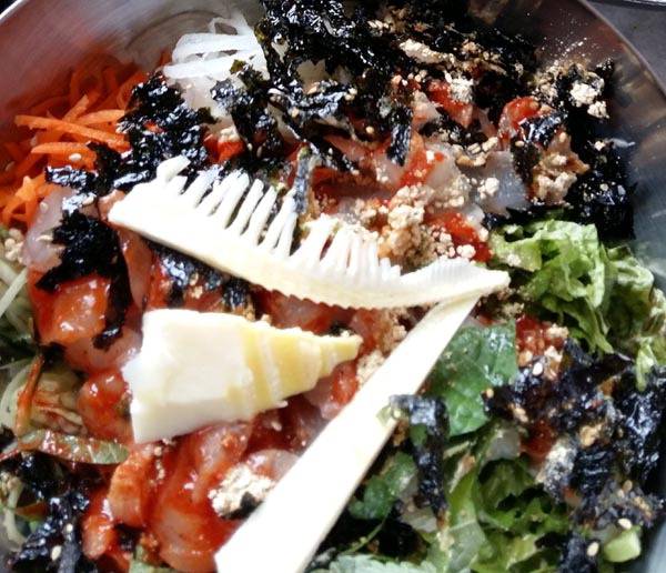 대나무의 어린 싹 죽순은 1년 중 한 달 정도만 채취할 수 있는 귀한 봄 식재료이다. 맛이 달고 식감이 좋아 비빔밥 돼지고기볶음 장아찌 등 다양한 요리에 쓰인다. 사진은 죽순을 곁들여 만든 생선 회무침.