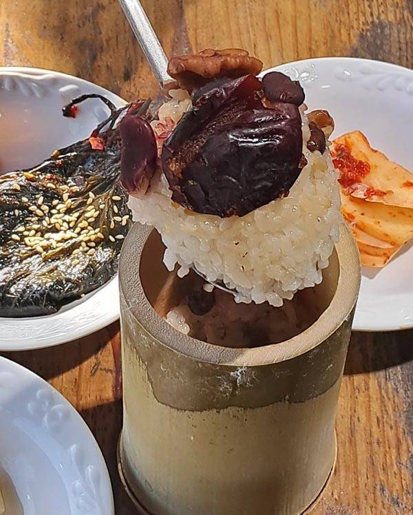 대나무 통 안에 밥을 지은 대통밥.