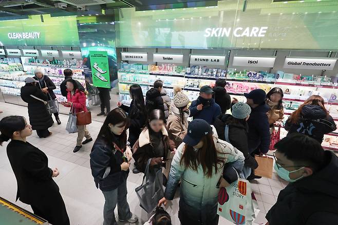 Customers shop at Olive Young store in Seoul in January. [YONHAP]