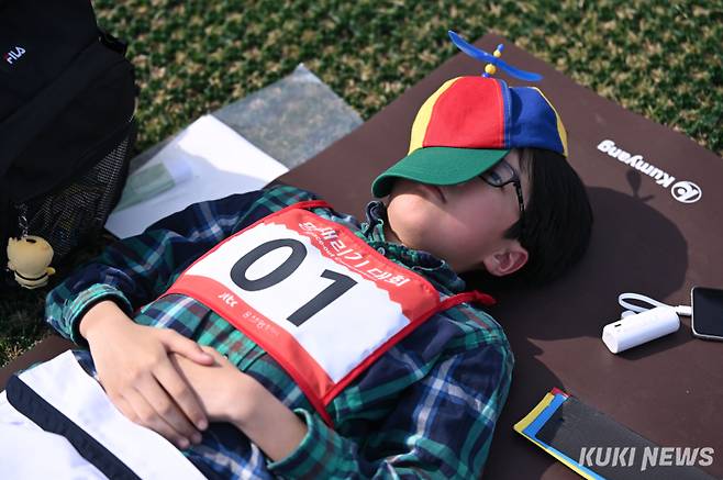 14일 서울 광화문광장에서 열린 ‘2026 광화문 멍때리기 대회’에서 어린이 참가자가 허공을 바라보고 있다.