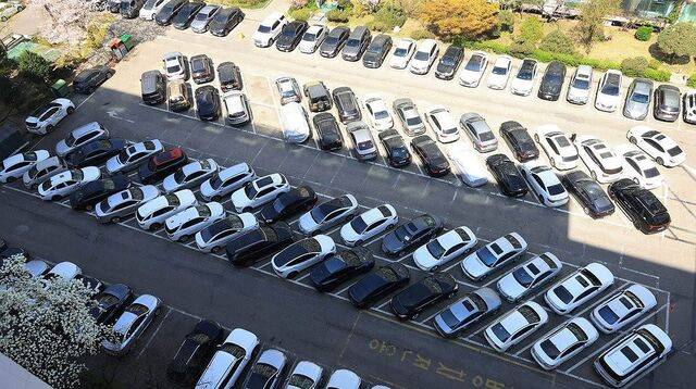 에너지 절감 조치로 공공기관 승용차 2부제·공영주차장 5부제가 실시된 지난 8일 서울 송파구 한 아파트 주차장에 차량이 평일 낮임에도 가득 찬 모습을 보이고 있다. 연합뉴스