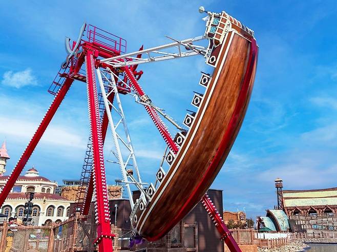 롯데월드 어드벤처 부산의 신규 어트랙션 '파이러츠스윙십'.