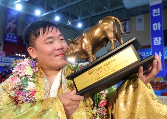 2023 천하장사대축제 천하장사에 오른 김진이 황소트로피를 들고 있는 모습 [대한씨름협회 제공]