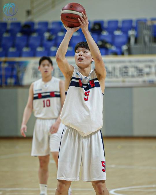 13일 남고부 최우수선수로 선정된 경복고 윤지훈이 용산고와의 결승에서 자유투를 넣고 있다. [한국중고농구연맹 제공]