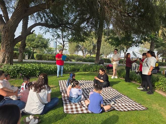 전쟁 중에도 두바이의 일상은 계속된다. 공원에서 아이들과 시간을 보내는 가족들의 모습.