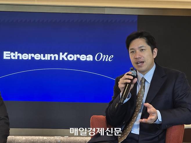 14일 열린 ‘이더리움 코리아 컨소시엄’ 기자회견에서 아드리안 리(Adrian Li) 이더리움 재단 아시아 협력 담당이 취재진의 질문에 답하고 있다. [사진=안갑성 기자]