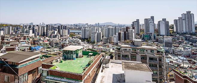 서울 성동구 금호동 노후 주택가. 이 일대에서는 재개발을 비롯해 아파트 재건축·리모델링 등 정비사업이 한창이다. (윤관식 기자)