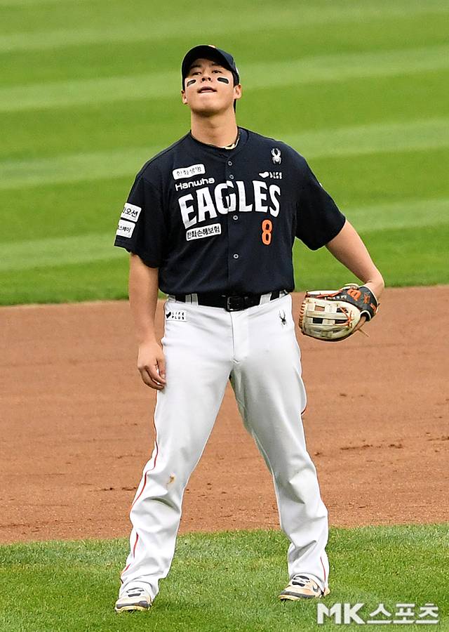 2025년 10월 26일 오후 서울 잠실야구장에서 ‘2025 KBO 포스트시즌’ 한화 이글스와 LG 트윈스의 경기가 열렸다. 5회말 1사 3루 LG 오스틴 내야 땅볼 때 홈으로 악송구를 던진 한화 노시환이 아쉬워하고 있다. 사진=천정환 기자