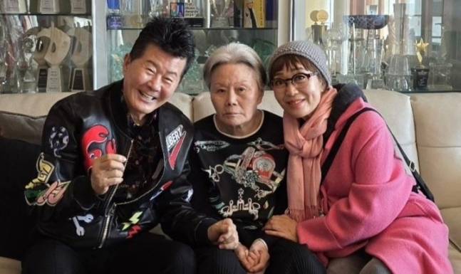 가수 하춘화가 치매 투병 중인 가수 태진화의 아내 이옥형(애칭 옥경이)씨에게 거금을 전달한 사실이 뒤늦게 알려졌다. /사진=태진아 인스타그램