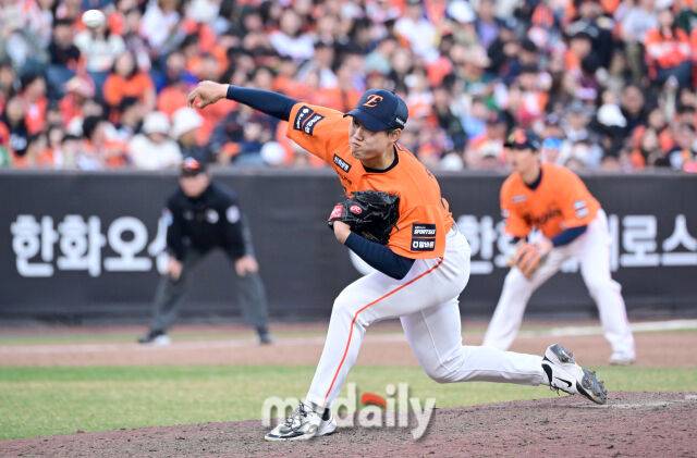 2026년 3월 28일 오후 대전 한화생명볼파크에서 열린 ‘2026 신한 SOL KBO리그' 개막전 키움 히어로즈와 한화 이글스의 경기. 한화 원종혁이 연장 11회초 역투하고 있다./마이데일리