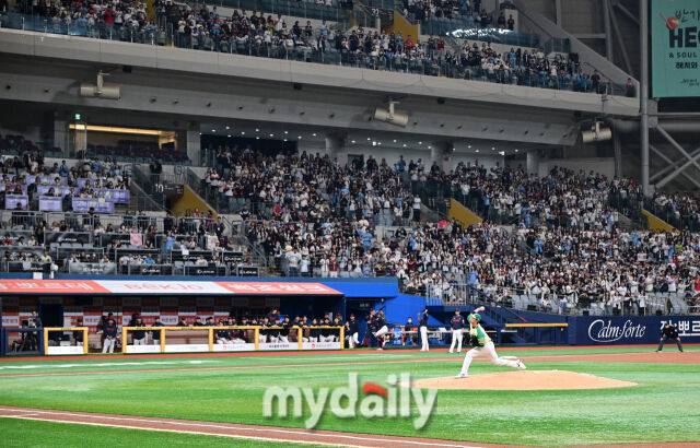 롯데 팬들이 키움 안우진의 복귀투를 지켜보고 있다 / 고척 = 유진형 기자 zolong@mydaily.co.kr