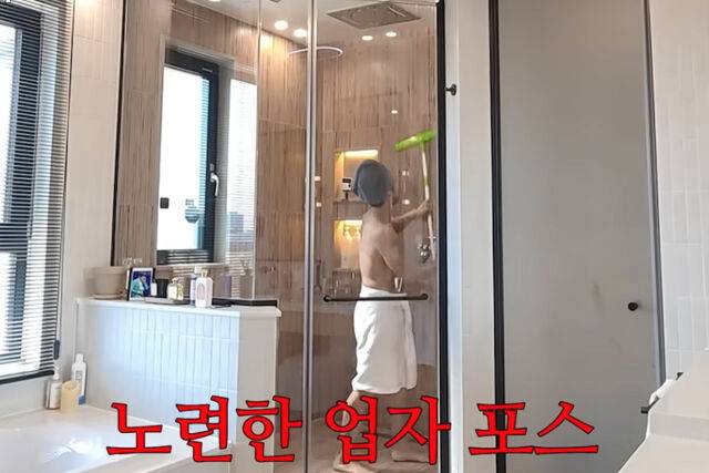 브라이언이 샤워 후 화장실 청소를 바로 실시 했다. / 유튜브 '더브라이언'
