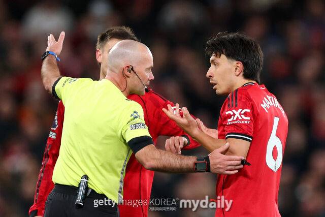 폴 티어니 주심(왼쪽)과 리산드로 마르티네스./게티이미지코리아