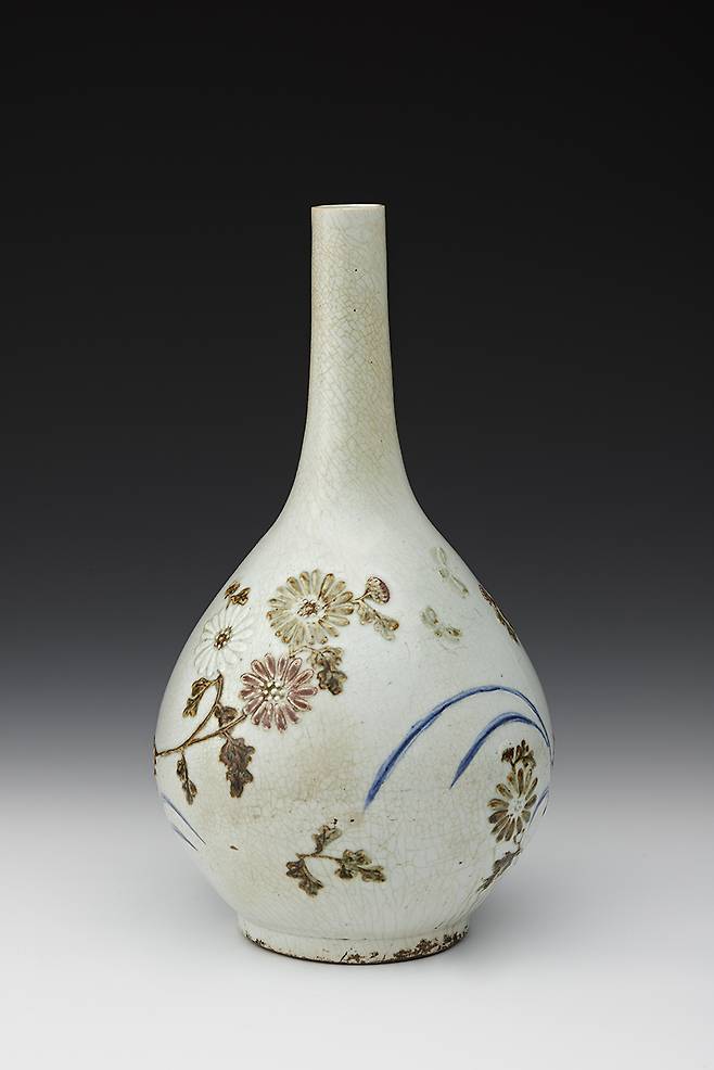 국보 ‘백자청화철채동채초충난국문병’. [간송미술문화재단]