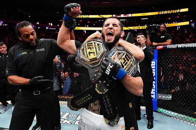 ‘더블 챔프’를 달성한 이슬람 마카체프가 두 개의 벨트를 어께에 두르고 포효하고 있다. [게티이미지]