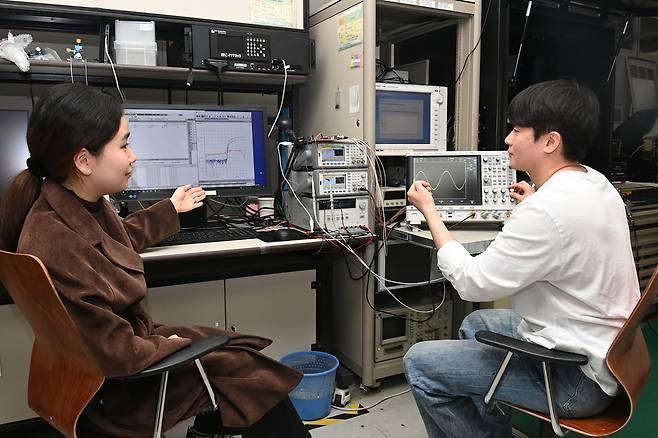 ETRI 연구진이 2T0C 구조의 트랜지스터 특성을 측정하고 있다.[ETRI 제공]
