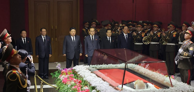 김정은 북한 국무위원장이 지난해 11월 김영남 전 최고인민회의 상임위원장의 시신이 안치된 평양시 보통강구역 서장회관을 찾아 조문하는 모습. [연합]