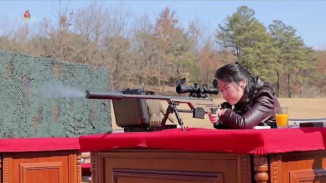 김정은 국무위원장의 딸 주애가 야외 사격장에서 저격소총으로 조준 사격하는 모습. [연합]