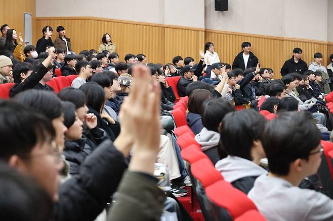 지난 3월 SK하이닉스 채용설명회가 열린 충북대학교 개신문화관에서 학생들이 채용 조건에 대해 질문하고 있다. [연합]