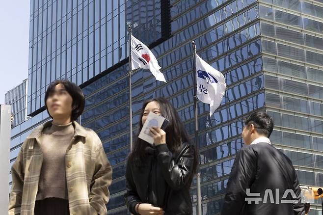 [서울=뉴시스] 김근수 기자 = 삼성전자가 올해 1분기 사상 최대 실적 달성한 7일 오후 서울 서초구 삼성전자 서초사옥에서 직원들이 이동하고 있다.삼성전자는 2026년 1분기 연결 기준 매출 133조원, 영업이익은 57조2000억원으로 잠정 집계됐다고 7일 공시했다.  지난해 4분기 매출 93조원, 영업이익 20조원에 이어 2분기 연속 기록을 경신했다. 전년 동기 대비 매출 68.06% 증가(전년 동기 79조1000억원), 영업이익 755.01% 증가(전년 동기 6조7000억원)다. 2026.04.07. ks@newsis.com