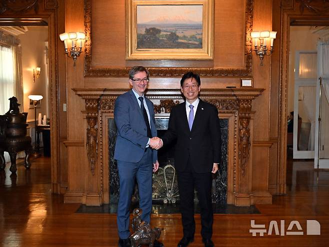 [서울=뉴시스]오태석 우주항공청장(오른쪽)이 존 톰슨 미국 국무부 차관보 대행과 기념촬영을 하고 있다. (사진=우주항공청 제공)