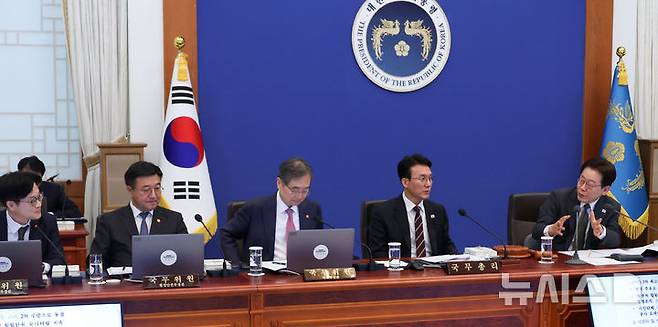 [서울=뉴시스] 최동준 기자 = 이재명 대통령이 14일 청와대에서 열린 국무회의 겸 비상경제점검회의에서 발언하고 있다. 2026.04.14. photocdj@newsis.com