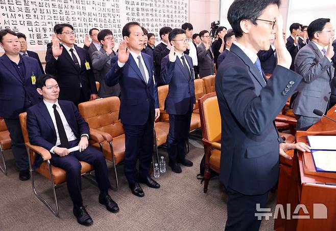 [서울=뉴시스] 김금보 기자 = 쌍방울 대북 송금 사건을 수사했던 박상용 검사가 14일 서울 여의도 국회 '윤석열정권정치검찰조작기소의혹사건진상규명국정조사특별위원회'에서 열린 청문회에서 증인 선서를 거부하고 있다. 2026.04.14. kgb@newsis.com