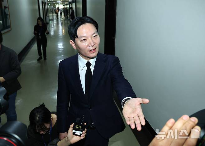 [서울=뉴시스] 김명년 기자 = 쌍방울 대북 송금 사건을 수사했던 박상용 검사가 14일 오전 서울 여의도 국회 '윤석열정권정치검찰조작기소의혹사건진상규명국정조사특별위원회'에서 열린 청문회에서 물 마시는 이화영 전 경기도 평화부지사 뒤로 선서 거부로 인해 퇴장당한 뒤 취재진의 질문을 받으며 이동하고 있다.  2026.04.14. kmn@newsis.com