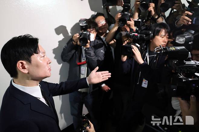 [서울=뉴시스] 김금보 기자 = 쌍방울 대북 송금 사건을 수사했던 박상용 검사가 14일 서울 여의도 국회 '윤석열정권정치검찰조작기소의혹사건진상규명국정조사특별위원회'에서 열린 청문회에서 퇴장 당한 후 취재진 앞에서 발언을 하고 있다. 2026.04.14. kgb@newsis.com