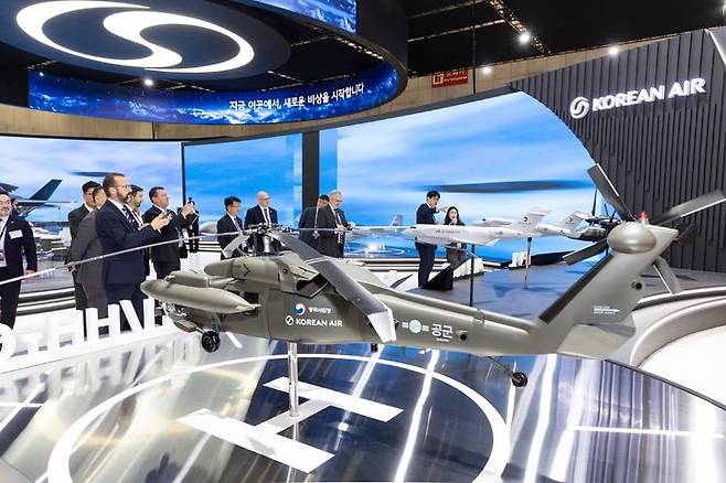 [서울=뉴시스] 대한항공은 20일 경기 고양시 킨텍스에서 열린 서울 국제 항공우주 및 방위산업 전시회(ADEX) 2025에서 무인기 3종을 최초 공개했다.이번에 선보인 무인기는 저피탐 무인편대기(LOWUS) 시제기, 중형 타격 무인기(Loitering Munition) 시제기, 소형 협동 무인기(KUS-FX) 목업(mock-up·실제 크기 모형)이다. 사진은 대한항공 부스를 찾은 관람객들. (사진=대한항공 제공) 2025.10.20. photo@newsis.com *재판매 및 DB 금지