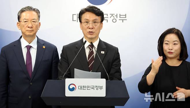 [서울=뉴시스] 추상철 기자 = 김민석 국무총리가 14일 오후 서울 종로구 정부서울청사에서 제9회 전국동시지방선거 대국민담화를 발표하고 있다. 2026.04.14. scchoo@newsis.com