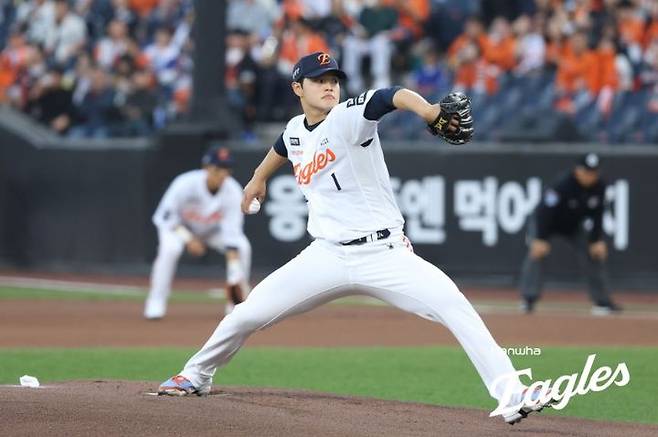 [서울=뉴시스] 프로야구 한화 이글스의 문동주가 14일 대전 한화생명볼파크에서 열린 2026 신한 쏠 KBO리그 삼성 라이온즈와의 홈 경기에 선발 등판해 공을 던지고 있다. (사진=한화 이글스 제공) 2026.04.14.