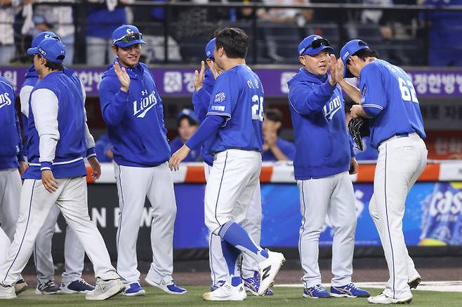 [서울=뉴시스] 프로야구 삼성 라이온즈 선수단이 14일 대전 한화생명볼파크에서 열린 2026 신한 쏠 KBO리그 한화 이글스와의 경기에서 승리한 뒤 기뻐하고 있다. (사진=삼성 라이온즈 제공) 2026.04.14.
