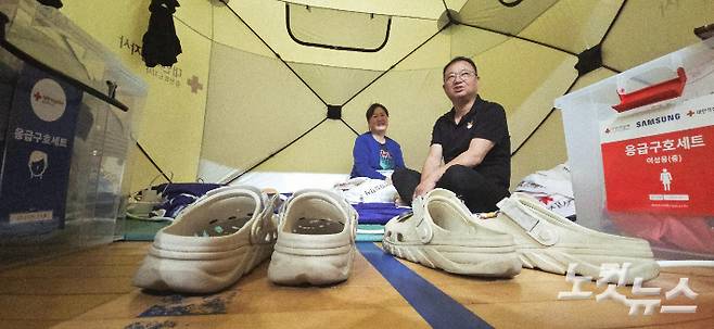 간이 텐트에서 생활 중인 박규보·김정희 부부. 임성민 기자