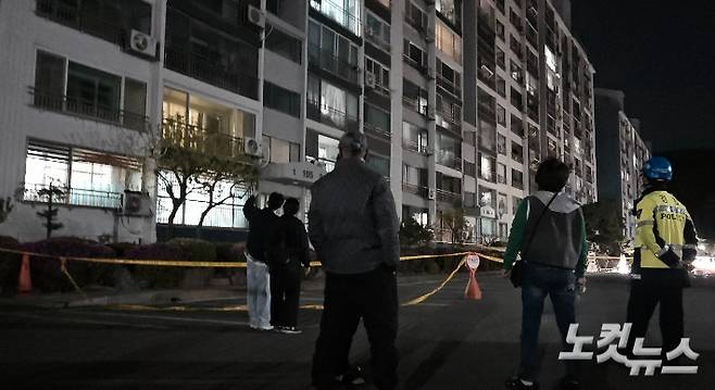 아파트 주민들이 밖을 나와 서성이고 있다. 임성민 기자