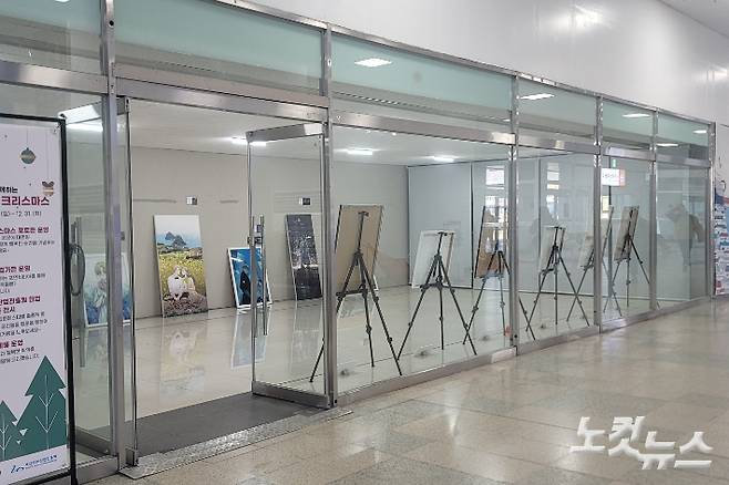 부산종합버스터미널 내 빈 점포에 미술 작품이 전시되어 있다. 박중석 기자