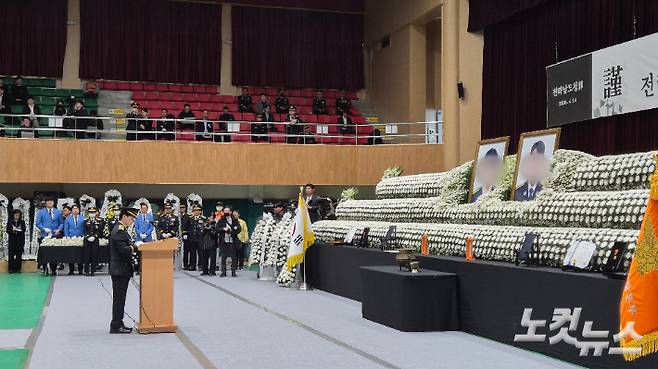 14일 오전 전남 완도군 농어민문화체육센터에서 거행된 순직 소방관 영결식에서 동료 소방관이 추도사를 낭독하고 있다. 한아름 기자