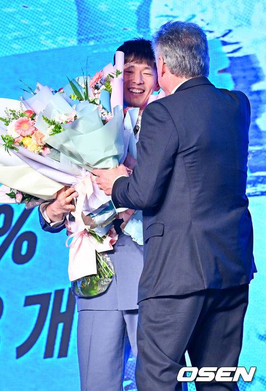 [OSEN=민경훈 기자] 13일 오후 서울 광진구 그랜드 워커힐 호텔 비스타홀에서 ‘진에어 2025-2026 V리그’ 시상식이 열렸다. 대한항공 한선수가 남자부 정규리그 MVP를 수상하며 대한항공 해난 달 조토 감독에게 꽃다발을 받고 있다. 2026.04.12 / rumi@osen.co.kr