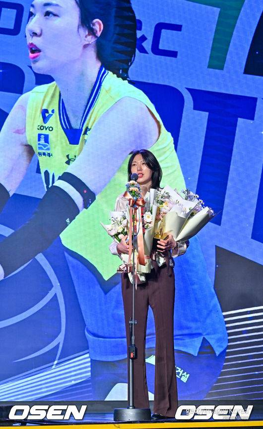 [OSEN=민경훈 기자] 13일 오후 서울 광진구 그랜드 워커힐 호텔 비스타홀에서 ‘진에어 2025-2026 V리그’ 시상식이 열렸다. 현대건설 양효진이 신기록상을 수상하고 있다. 2026.04.12 / rumi@osen.co.kr