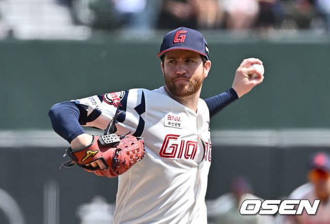 [OSEN=부산, 이석우 기자] 4일 부산 사직야구장에서 2025 신한 SOL 뱅크 KBO 리그 롯데 자이언츠와 NC 다이노스의 경기가 열렸다. 롯데 자이언츠 선발 투수 반즈가 역투하고 있다. 2025.05.04 / foto0307@osen.co.kr