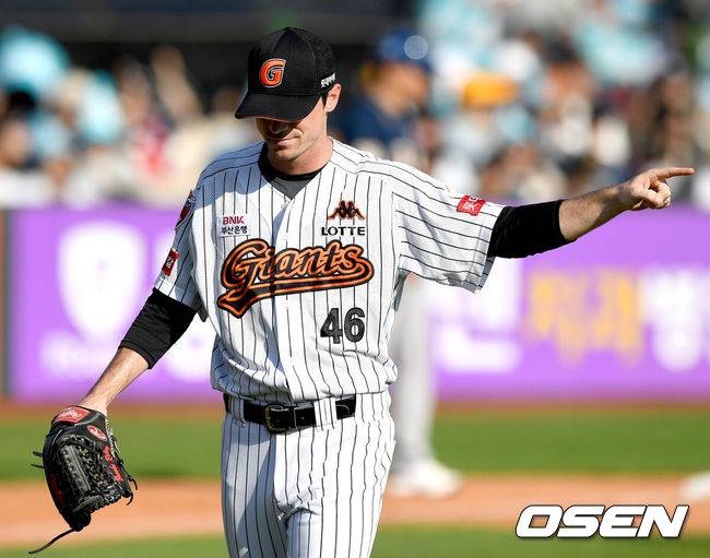 [OSEN=부산, 최규한 기자] 9일 오후 부산 사직야구장에서 '2017 타이어뱅크 KBO리그' 포스트시즌 준플레이오프 2차전 롯데 자이언츠와 NC 다이노스의 경기가 열렸다. 4회초 2사 1루 상황 NC 김성욱의 내야 땅볼 때 롯데 선발 레일리가 2루수 번즈의 수비에 기뻐하며 더그아웃으로 향하고 있다. /dreamer@osen.co.kr