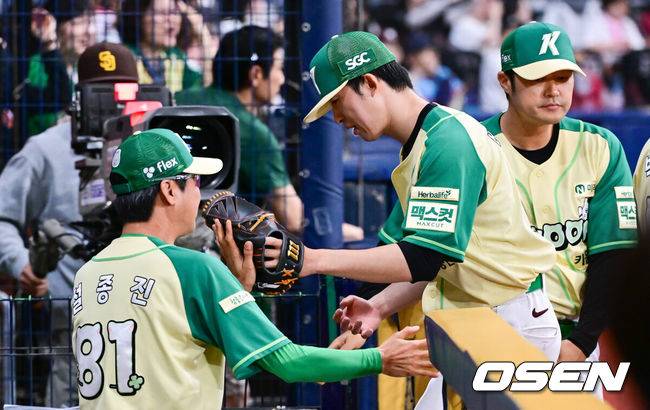 [OSEN=고척, 박준형 기자] 12일 서울 고척스카이돔에서 ‘2026 신한은행 SOL Bank KBO리그’ 키움 히어로즈와 롯데 자이언츠의 경기가 열렸다.이날 키움은 안우진을, 롯데는 박세웅을 선발투수로 내세웠다.&nbsp;6회초 이닝종료후 키움 배동현 투수가 설종진 감독과 하이파이브를 하고 있다.    2026.04.12 / soul1014@osen.co.kr