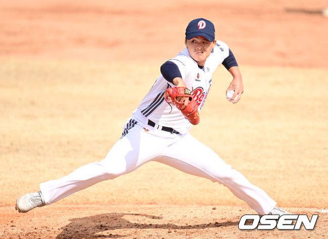 [OSEN=이천, 최규한 기자] 12일 경기도 이천 두산베어스파크에서 ‘2026 신한 SOL KBO리그’ 시범경기 두산 베어스와 키움 히어로즈의 경기가 열렸다.시범경기는&nbsp;오늘(12일)부터&nbsp;오는 24일까지 진행되며, 각 팀이 12경기씩 치러 총 60경기가 펼쳐질 예정이다.4회초 1사 주자없는 상황 마운드에 오른 두산 투수 이교훈이 힘차게 공을 뿌리고 있다. 2026.03.12 / dreamer@osen.co.kr