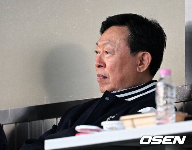 [OSEN=잠실, 이대선 기자] 31일 서울 잠실야구장에서 2026 신한 SOL KBO리그 LG 트윈스와 롯데 자이언츠의 경기가 열렸다.이날 LG는 송승기, 롯데는 나균안을 선발로 내세웠다.잠실구장을 찾은 롯데 신동빈 회장이 경기를 바라보고 있다. 2026.04.14 /sunday@osen.co.kr