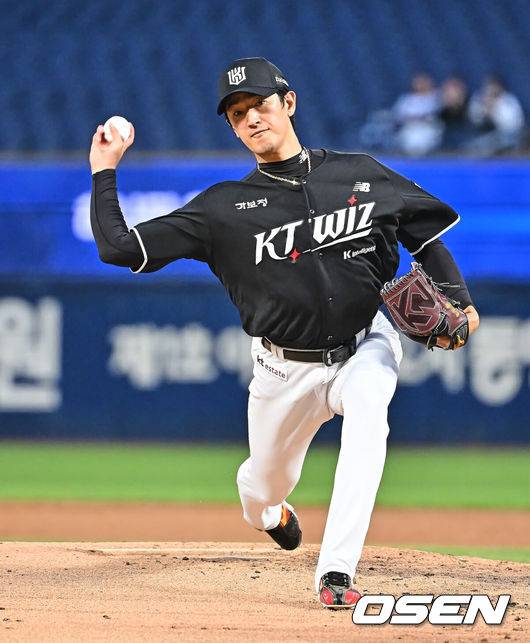 [OSEN=창원, 이석우 기자] 14일 창원NC파크에서 2026 신한 SOL KBO 리그 NC 다이노스와 KT 위즈의 경기가 열렸다. 홈팀 NC는 버하겐이, 방문팀 KT는 고영표가 선발 출전했다. KT 위즈 선발투수 고영표가 역투하고 있다. 2026.04.14 / foto0307@osen.co.kr