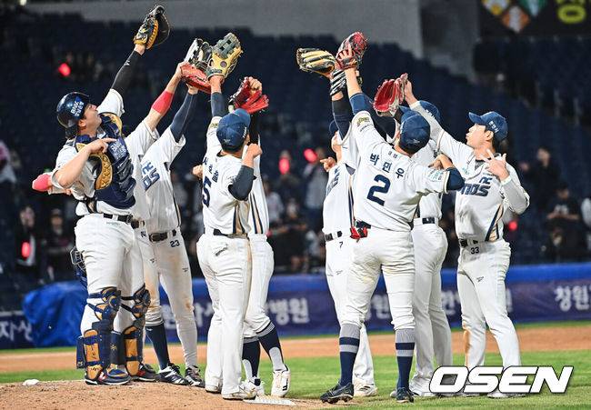 [OSEN=창원, 이석우 기자] 14일 창원NC파크에서 2026 신한 SOL KBO 리그 NC 다이노스와 KT 위즈의 경기가 열렸다. 홈팀 NC는 버하겐이, 방문팀 KT는 고영표가 선발 출전했다. NC 다이노스 선수들이 KT 위즈에 7-4로 승리한 후 세리머니를 하고 있다. 2026.04.14 / foto0307@osen.co.kr