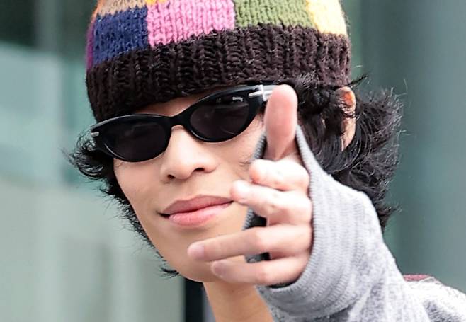 가수 이찬혁이 지난 9일 FM4U ‘정오의 희망곡 김신영입니다’ 생방송 출연을 위해 서울 마포구 상암동 MBC에 도착해 인사하고 있다. 뉴스1