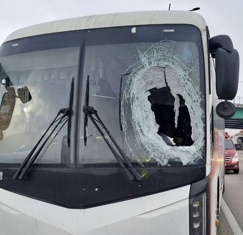 서해안고속도로 주행 중 반대편 차로에서 이탈한 화물차 바퀴가 고속버스 운전석 정면을 타격한 모습이다. 성인 남성 몸집만 한 커다란 구멍이 뚫려 있어 당시 충격이 얼마나 강력했는지 보여준다. 이 사고로 운전석에 있던 50대 기사가 목숨을 잃었으나, 승객 문도균 씨의 기지로 버스는 안전하게 정차했다. 경기도소방재난본부 제공