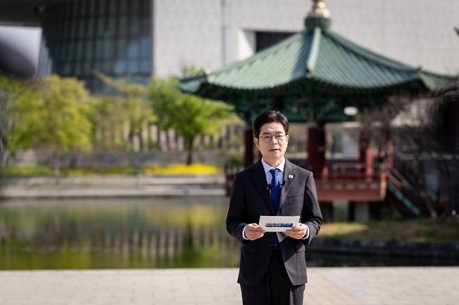 정원오 더불어민주당 서울시장 후보가 14일 서울 용산구 국립중앙박물관 호수 앞에서 여덟 번째 공약으로 문화·관광 분야를 발표하고 있다. 정원오 캠프 제공
