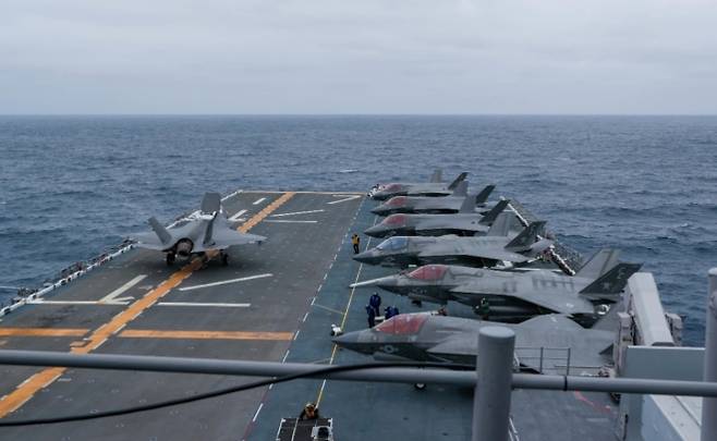 미 해군 트리폴리 강습상륙함에 실린 F-35B 라이트닝 II 전투기들. 미 해군 제공